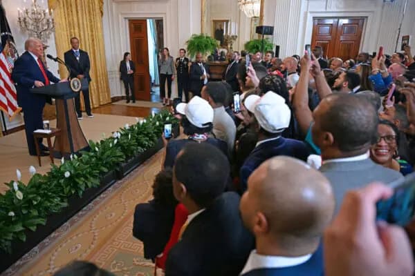 El presidente de Estados Unidos, Donald Trump, habla junto al golfista estadounidense Tiger Woods durante una recepción por el Mes de la Historia Negra en la Sala Este de la Casa Blanca en Washington el 20 de febrero de 2025. (Jim Watson/AFP vía Getty Images)