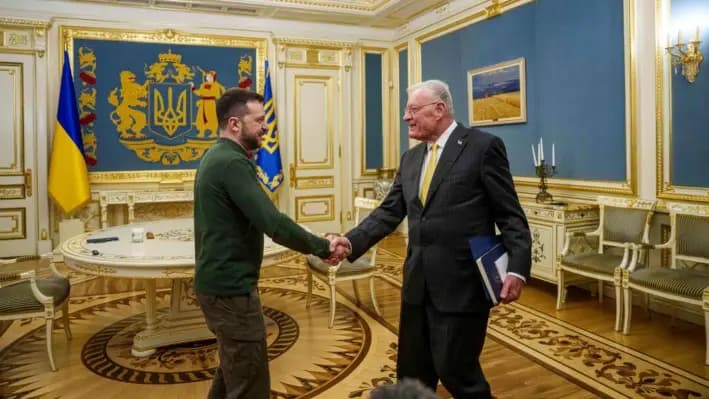 El enviado especial de Estados Unidos para Ucrania y Rusia, Keith Kellogg, a la derecha, y el presidente de Ucrania, Volodimir Zelenski, se dan la mano durante su reunión en Kiev, Ucrania, el 20 de febrero de 2025. (Evgeniy Maloletka/AP Photo)