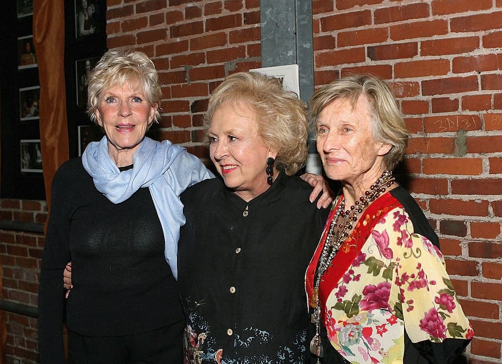 (I a d.) Las actrices Alice Hirson, Doris Roberts y Cloris Leachman asisten a la recepción de cóctel VDAY West LA 2006 en la subestación Ivy el 24 de abril de 2006 en Culver City, California. (Michael Buckner/Getty Images)