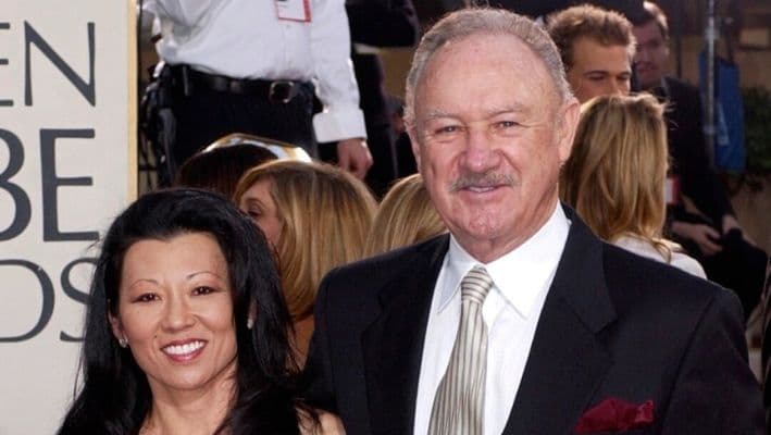 El actor Gene Hackman llega con su esposa Betsy Arakawa a la 60.ª edición de los premios Globo de Oro en Beverly Hills, California, el 19 de enero de 2003. (Mark J. Terrill/AP Photo)
