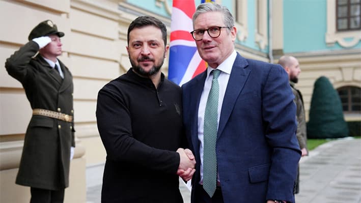 El presidente ucraniano, Volodymyr Zelenskyy (der.), habla con el primer ministro británico, Keir Starmer (izq.), en el jardín del número 10 de Downing Street, en Londres, el 14 de agosto de 2025. PA Media


