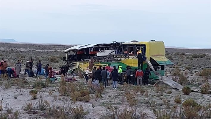 Fotografía cedida por la Policía de Bolivia este sábado de uno de los autobuses accidentados en una carretera en Uyuni (Bolivia). Al menos 37 personas fallecidas y 30 resultaron heridas por la colisión de dos autobuses en una carretera de la localidad andina de Uyuni, al suroeste de Bolivia. EFE/ Policía De Bolivia