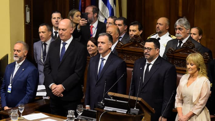 El nuevo presidente de Uruguay, Yamandu Orsi (c), la vicepresidenta Carolina Cosse (d), el senador uruguayo Alejandro Sánchez (2a d) y otros miembros de la Asamblea General asisten a la Ceremonia de Compromiso de Honor Constitucional en el Palacio Legislativo en Montevideo (Uruguay) el 1 de marzo de 2025, en el marco de la ceremonia de investidura presidencial. (Dante Fernandez/AFP vía Getty Images)