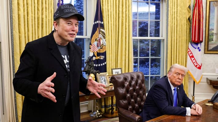 Elon Musk (I) habla junto al presidente Donald Trump en el Despacho Oval de la Casa Blanca el 11 de febrero de 2025. (Kevin Lamarque/Reuters)
