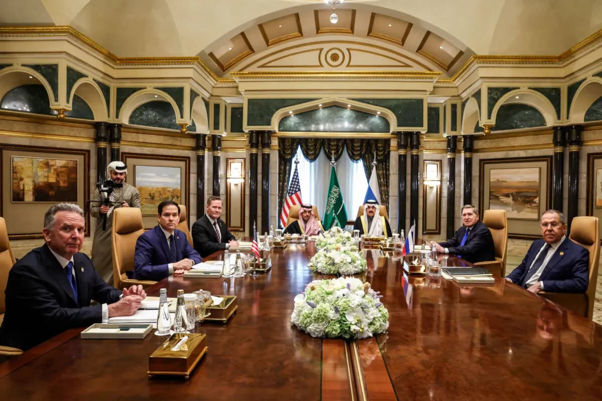 (De izquierda a derecha) El enviado de Estados Unidos a Oriente Medio, Steve Witkoff; el secretario de Estado, Marco Rubio; el asesor de seguridad nacional, Mike Waltz; el ministro de Asuntos Exteriores de Arabia Saudí, el príncipe Faisal bin Farhan al-Saud; el asesor de seguridad nacional, Mosaad bin Mohammad al-Aiban; el asesor de política exterior del presidente ruso, Yuri Ushakov; y el ministro de Asuntos Exteriores de Rusia, Sergei Lavrov, asisten a una reunión en el Palacio de Diriyah de Riad el 18 de febrero de 2025. 18 de febrero de 2025. (Evelyn Hockstein/AFP a través de Getty Images)