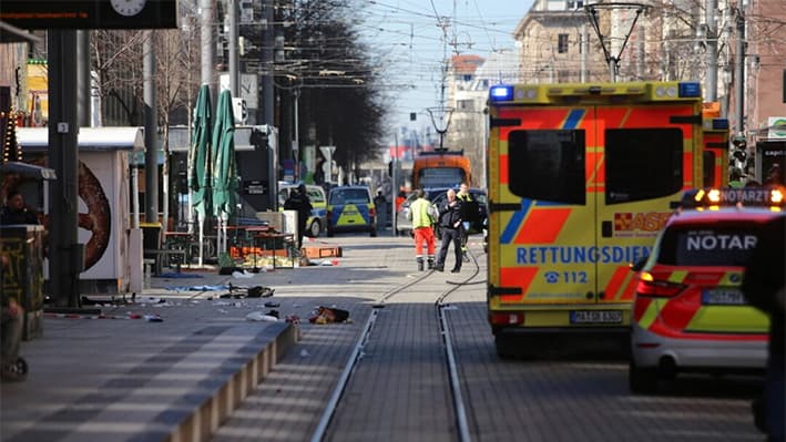 Los servicios de emergencia y la policía permanecen en Paradeplatz en Mannheim, Alemania, después de un grave incidente, el lunes 3 de marzo de 2025. (Dieter Leder/dpa vía AP)
