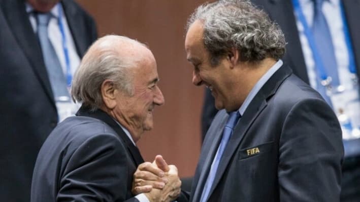 El presidente de la FIFA, Sepp Blatter (izq.), con el presidente de la UEFA, Michel Platini, tras la reelección de Blatter como presidente en el Hallenstadion de Zúrich, Suiza, el 29 de mayo de 2015. (Patrick B. Kraemer/Keystone vía AP)
