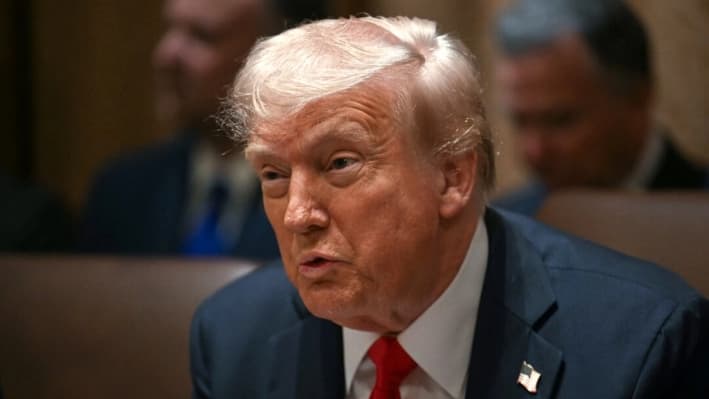 El presidente Donald Trump habla durante una reunión de gabinete en la Casa Blanca, el 26 de febrero de 2025. (Jim Watson/AFP vía Getty)