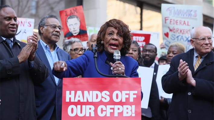 La congresista demócrata Maxine Waters y trabajadores de la CFPB se manifiestan en Washington el 10 de febrero de 2025 para protestar por el cierre de la Oficina de Protección Financiera del Consumidor (CFPB). (Jemal Countess/Getty Images para MoveOn)
