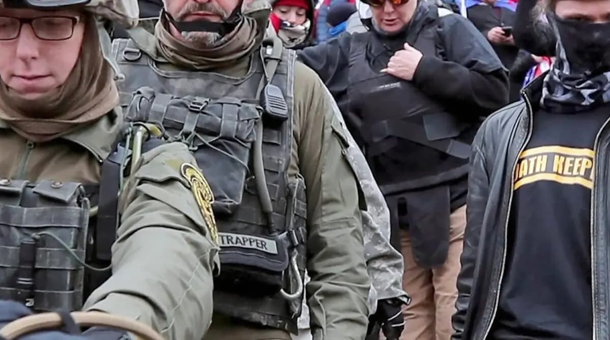 La acusada de Oath Keepers Jessica Watkins (delante a la izquierda) baja las escaleras del Capitolio de Estados Unidos el 6 de enero de 2021. (The Real Story of Jan. 6/Epoch TV)