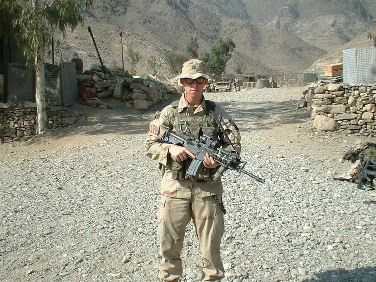 En una foto anterior a someterse a procedimientos transgénero, la militar conocida posteriormente como Jessica Watkins sirvió en Afganistán en 2002. (Cortesía de Jessica Watkins)