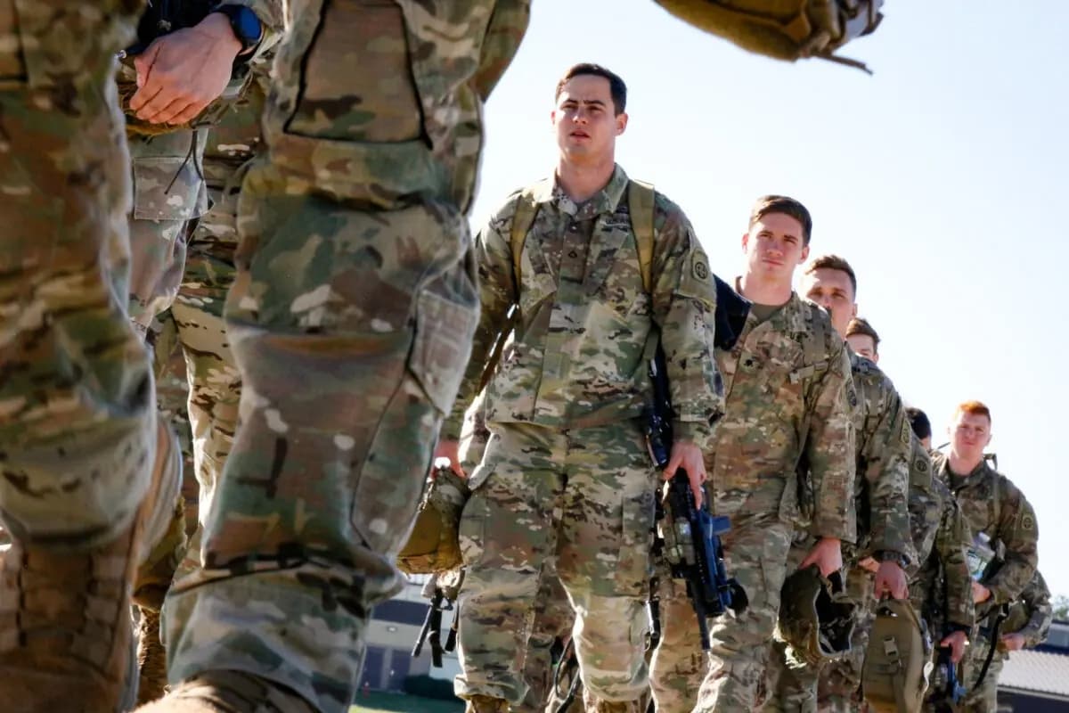 Paracaidistas del Ejército de EE.UU. asignados al Equipo de Combate de la 1ª Brigada de la 82ª División Aerotransportada suben a un avión con destino a la zona de operaciones del Mando Central de EE.UU. desde Fort Bragg, Carolina del Norte, el 5 de enero de 2020. (Ejército de Estados Unidos/Spc. Hubert Delany III/Handout via Reuters)
