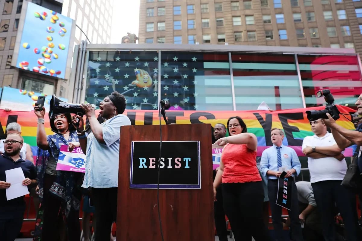 La veterana transgénero del Ejército Tanya Walker habla con manifestantes molestos por la reinstauración de la prohibición de miembros transgénero del servicio militar estadounidense cerca de un centro de reclutamiento militar en Times Square, en Nueva York, el 26 de julio de 2017. (Spencer Platt/Getty Images)