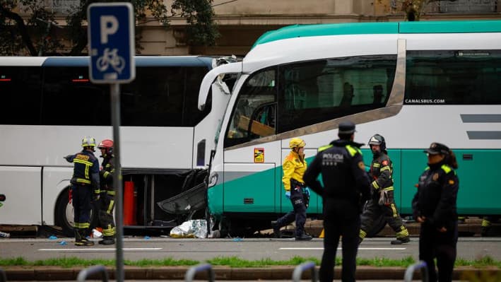 Más de treinta personas han resultado heridas de diversa consideración, dos de ellas en estado crítico, al chocar dos autocares en la avenida Diagonal de Barcelona, lo que ha obligado a movilizar a los equipos de emergencias. EFE/Alberto Estévez