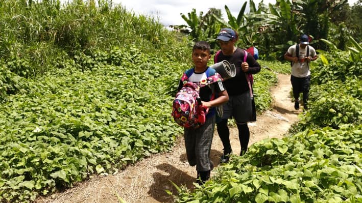 Fotografía de archivo de migrantes caminando para llegar al pueblo de Bajo Chiquito (Panamá). EFE/ Moncho Torres