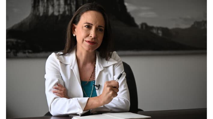La líder opositora María Corina Machado habla durante una entrevista con AFP en Caracas el 25 de julio de 2024, antes de las elecciones presidenciales. (FFEDERICO PARRA/AFP via Getty Images)