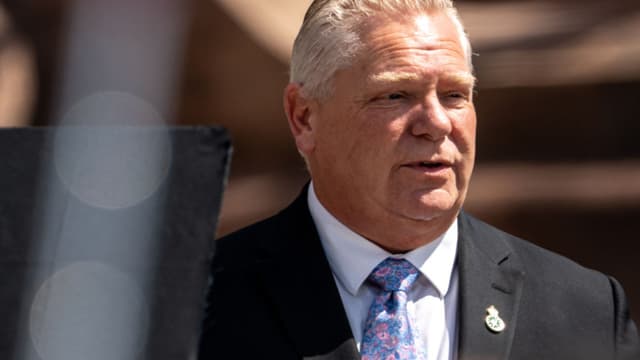 El primer ministro de Ontario, Doug Ford, habla tras una ceremonia de izado de bandera para las celebraciones de la coronación de Ontario el 6 de mayo de 2023 en Queen's Park en Toronto, Canadá. (Katherine KY Cheng/Getty Images)
