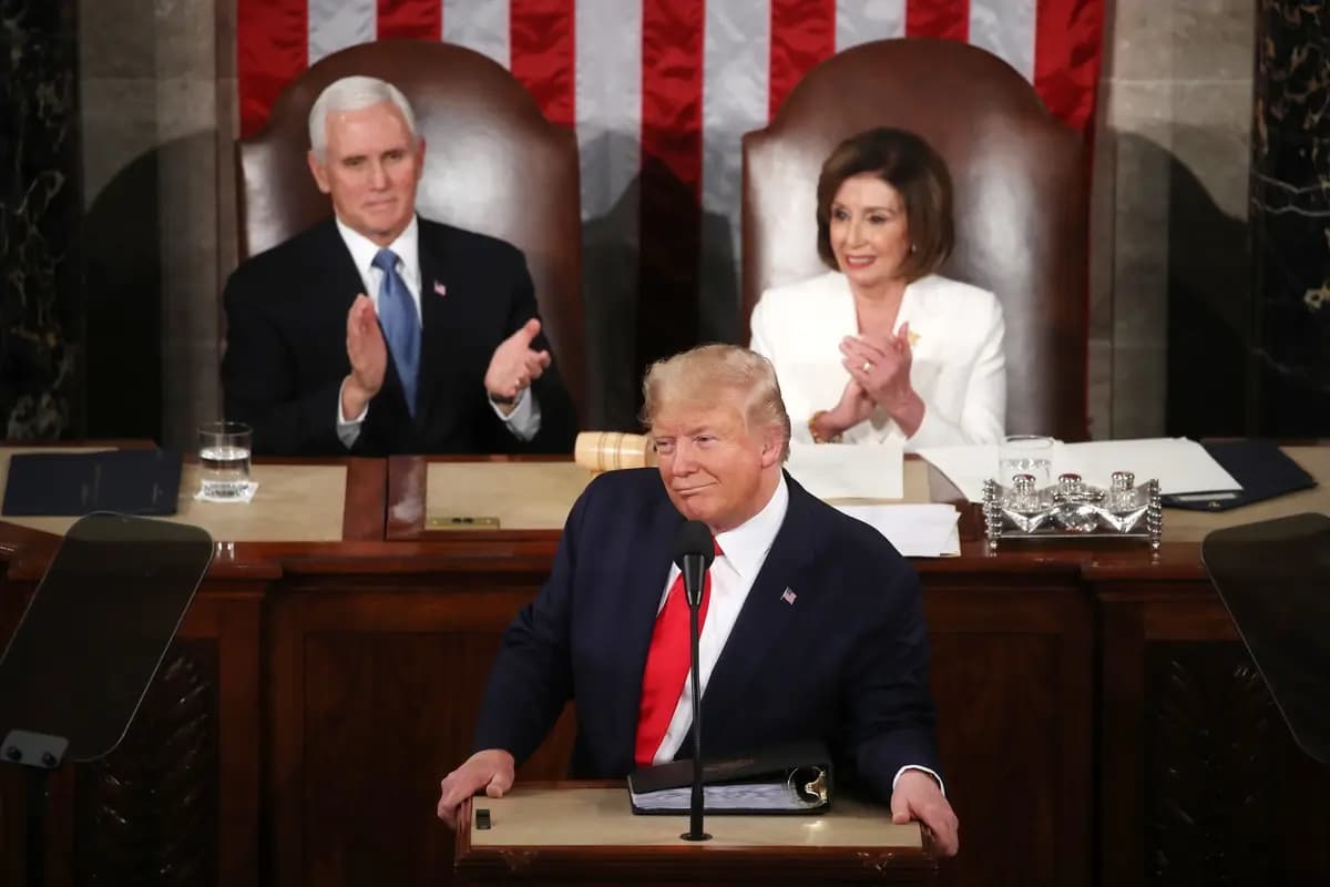 El presidente Donald Trump pronuncia el discurso sobre el Estado de la Unión mientras la presidenta de la Cámara de Representantes, Nancy Pelosi (D-Calif.), y el vicepresidente Mike Pence observan en el hemiciclo de la Cámara de Representantes el 4 de febrero de 2020. (Mark Wilson/Getty Images)