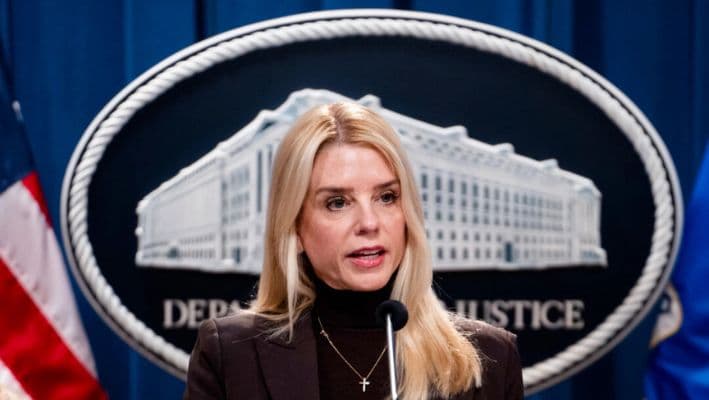 La fiscal general Pam Bondi habla durante una conferencia de prensa en el Departamento de Justicia en Washington el 12 de febrero de 2025. (Madalina Vasiliu/The Epoch Times)
