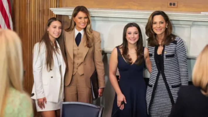 (De izquierda a derecha) Francesca Mani, la primera dama Melania Trump, Elliston Berry y la representante Maria Salazar (R-Fla.) se hacen una foto después de una mesa redonda sobre la Ley Take It Down, en la sala Mike Mansfield del Capitolio de Estados Unidos, el 3 de marzo de 2025. (Kayla Bartkowski/Getty Images)