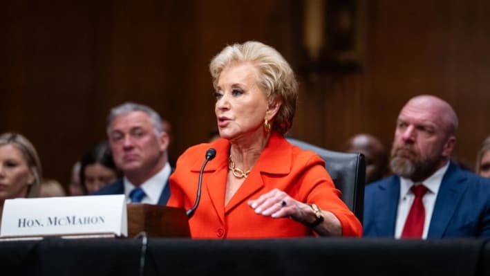 Linda McMahon testifica durante una audiencia de confirmación en el Capitolio de EE. UU., el 13 de febrero de 2025. (Madalina Vasiliu/The Epoch Times)