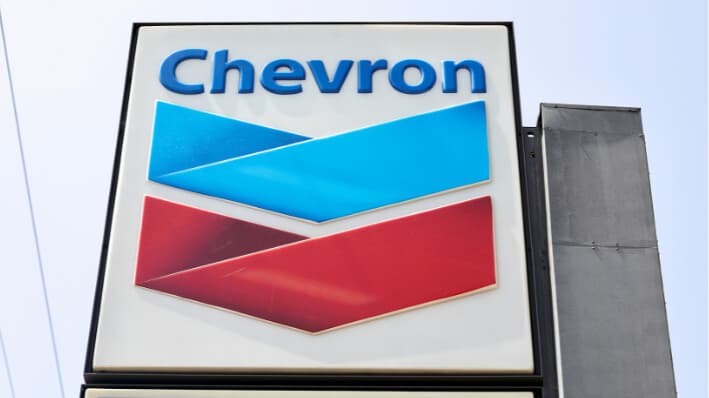 El logo de Chevron aparece en una gasolinera Chevron el 22 de mayo de 2023 en Burbank, California. (Mario Tama/Getty Images)
