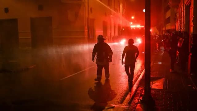 Gran incendio deja 17 lesionados y destruye almacenes en el centro histórico de Lima