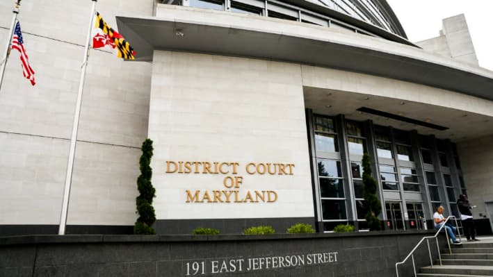 Juez amplía bloqueo a orden que retira fondos para cambios de género en menores