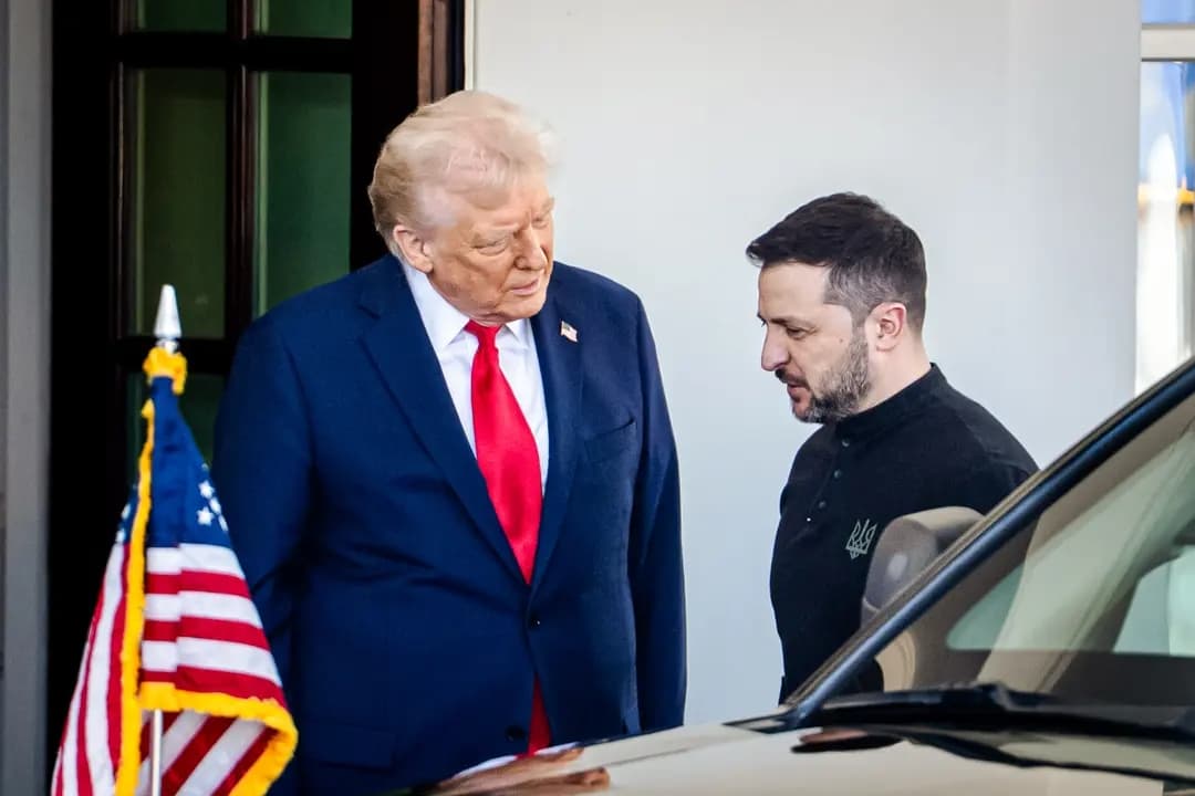 El presidente Donald Trump saluda al presidente ucraniano Volodímir Zelenski en la Casa Blanca en Washington el 28 de febrero de 2025. (Madalina Vasiliu/The Epoch Times)