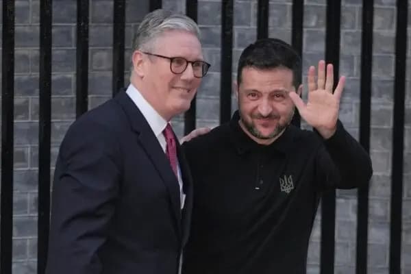 El primer ministro británico, Keir Starmer (izquierda), saluda al presidente ucraniano, Volodímir Zelenski, en Downing Street, Londres, el 1 de marzo de 2025. (Kin Cheung/Foto AP)
