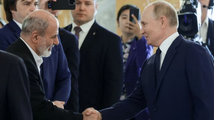 El presidente de Rusia, Vladimir Putin, estrecha la mano de Ali Akbar Ahmadian, secretario del Consejo Supremo de Seguridad Nacional de Irán, en San Petersburgo, el 12 de septiembre de 2024. (Vyacheslav Prokofyev/AFP vía Getty Images)