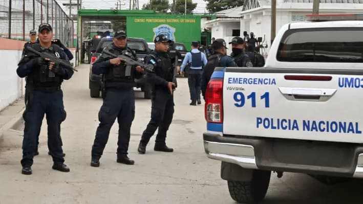 Oficiales de policía se ven en las afueras de Tegucigalpa, Honduras, el 6 de enero de 2025. (Orlando Sierra/AFP vía Getty Images)