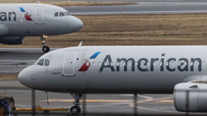 Un avión de American Airlines aterriza cerca del Aeropuerto Nacional Ronald Reagan de Washington, en las afueras de Washington, el 31 de enero de 2025. (Jeenah Moon/Reuters)
