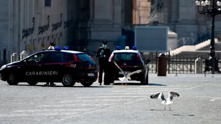 Policías de los Carabineros italianos patrullan cerca de la Plaza de San Pedro (atrás), en la frontera entre Italia y el Vaticano, el 19 de marzo de 2020 en Roma. (Filippo Monteforte/AFP vía Getty Images)