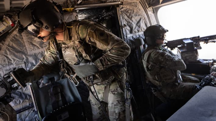 Los artilleros de helicópteros CH-47 Chinook del ejército de EE. UU., en una foto de archivo. (John Moore/Getty Images)