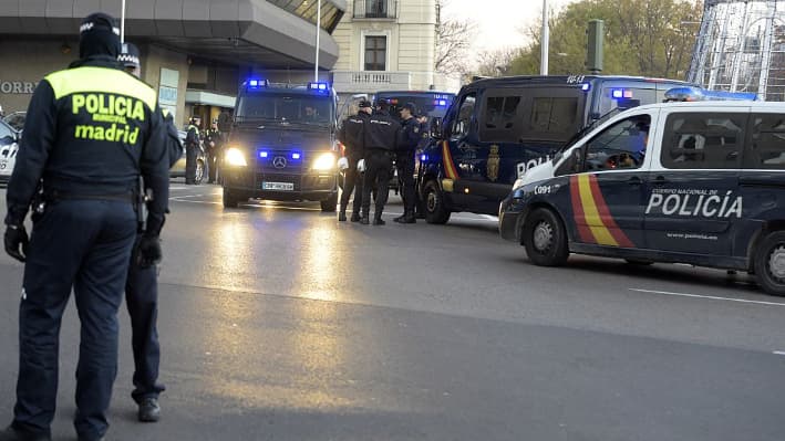 Agentes de la policía española se ven en una foto de archivo.  (Gerard Juien/AFP vía Getty Images)