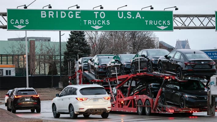 Un transportista de automóviles se dirige a cruzar el puente Ambassador entre Windsor, Canadá y Detroit, Michigan en el primer día de los nuevos aranceles del 25 por ciento del presidente Donald Trump sobre los bienes procedentes de Canadá y México el 4 de marzo de 2025. (Bill Pugliano/Getty Images)
