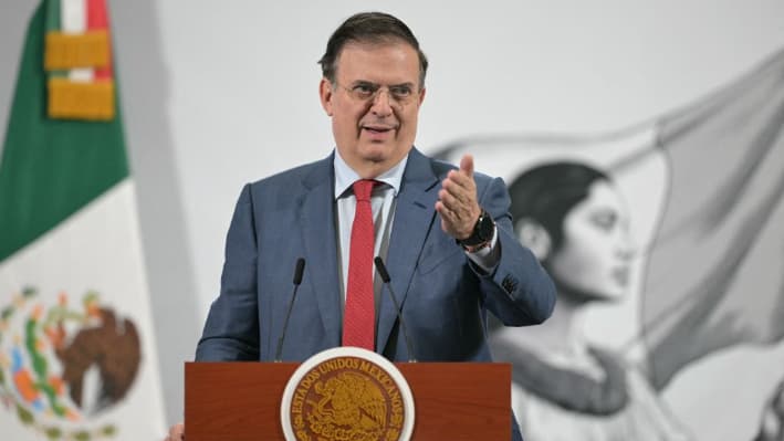 El secretario de Economía de México, Marcelo Ebrard, habla durante la conferencia de prensa diaria de la presidenta Claudia Sheinbaum en el Palacio Nacional en la Ciudad de México el 3 de febrero de 2025. (Yuri Cortez/AFP vía Getty Images)
