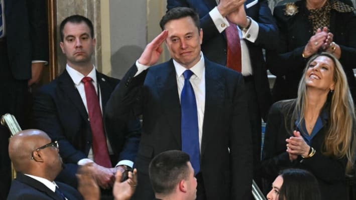 Elon Musk posa mientras es reconocido por el presidente Donald Trump durante el discurso de Trump en una sesión conjunta del Congreso, en el Capitolio de EE. UU., el 4 de marzo de 2025. (Saul Loeb/AFP vía Getty Images)