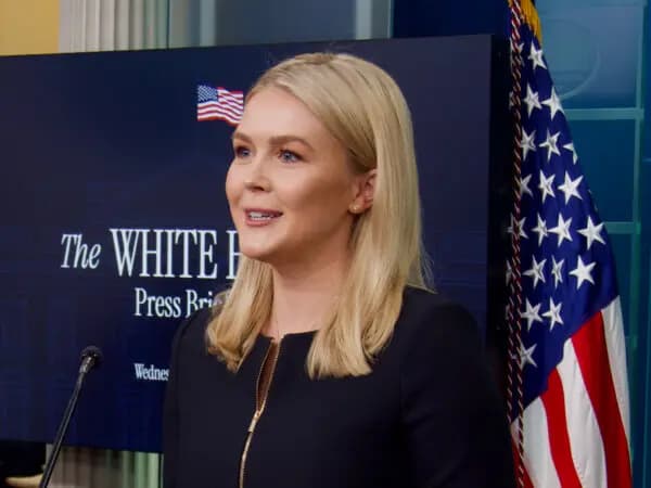 La secretaria de prensa de la Casa Blanca, Karoline Leavitt, se dirige a los medios de comunicación en la sala de prensa de la Casa Blanca el 5 de marzo de 2025. (Travis Gillmore/The Epoch Times)