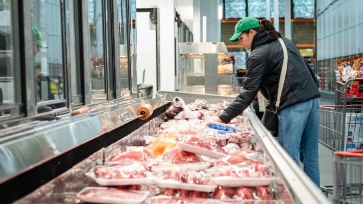 La gente compra alimentos en una tienda en Mount Laurel, Nueva Jersey, el 5 de febrero de 2025. (Samira Bouaou/The Epoch Times)