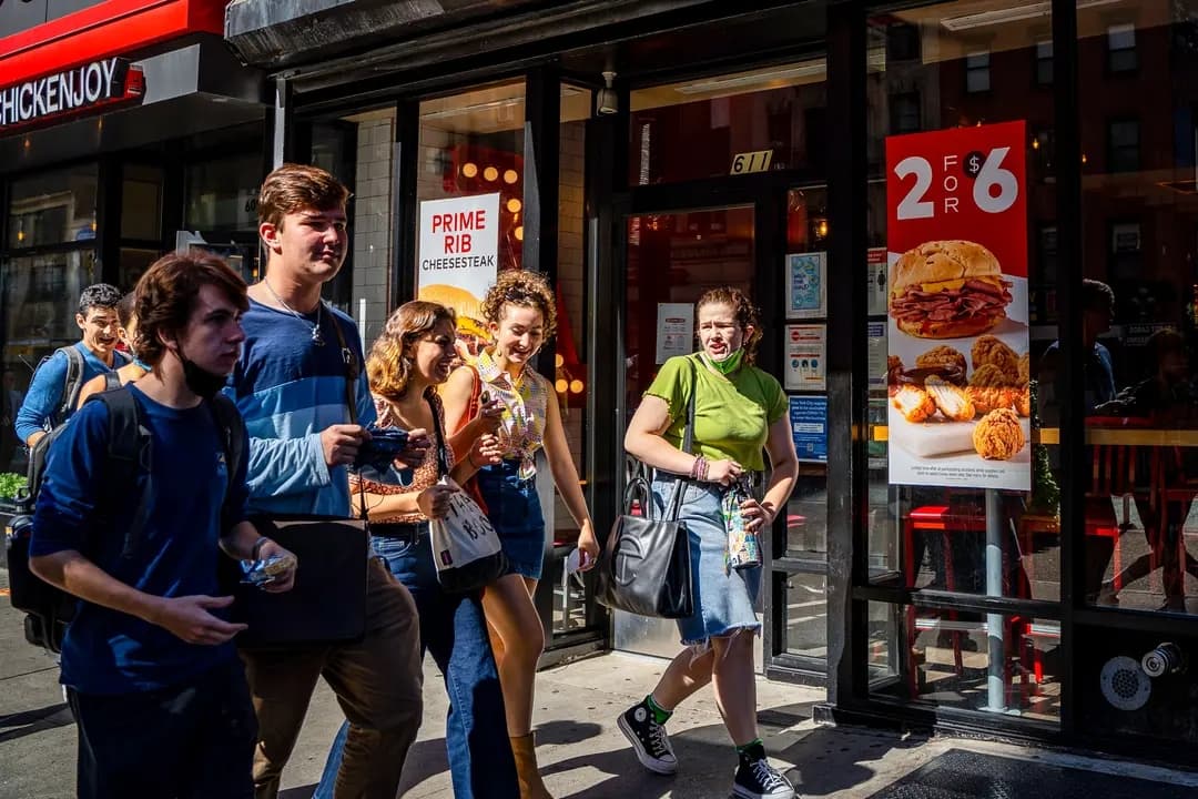 Un grupo de personas pasa por delante de un restaurante de comida rápida en Nueva York el 7 de septiembre de 2021. (Chung I Ho/The Epoch Times)