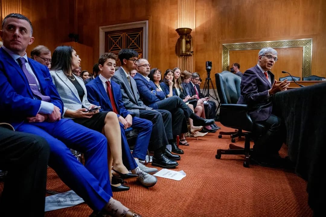 Jay Bhattacharya, candidato a director de los Institutos Nacionales de Salud, habla en su audiencia de confirmación ante la Comisión de Sanidad, Educación, Trabajo y Pensiones del Senado en el Capitolio, Washington, el 5 de marzo de 2025. (Andrew Harnik/Getty Images)