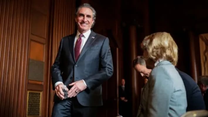 El secretario del Interior, Doug Burgum, toma asiento antes de un anuncio de política hídrica en la Agencia de Protección Ambiental, en Washington, el 18 de febrero de 2025. (Kayla Bartkowski/Getty Images)