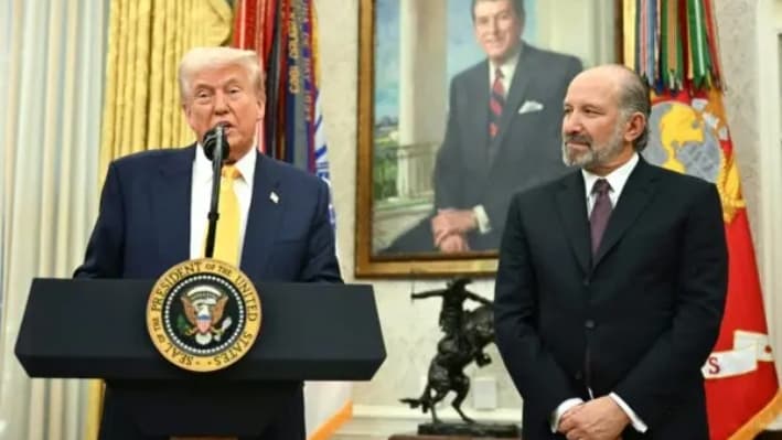 El presidente Donald Trump habla durante la ceremonia de juramento del secretario de Comercio, Howard Lutnick, en el Despacho Oval el 21 de febrero de 2025. (Jim Watson/AFP vía Getty Images)