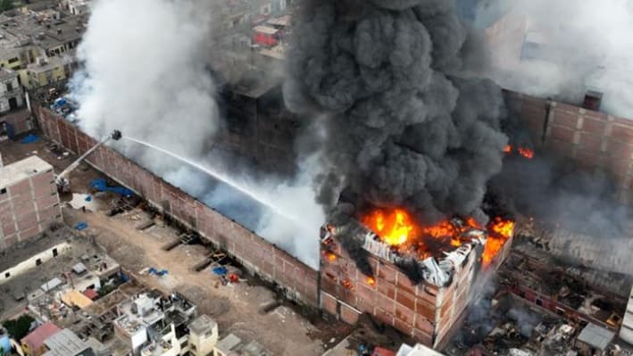 Fotografía difundida por la Agencia Andina de Perú de un incendio, en Lima (Perú). EFE/ Agencia Andina de Perú