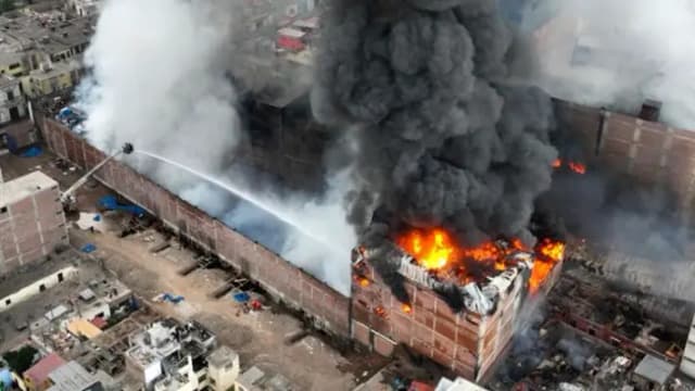 Un niño muerto en incendio que consumió ocho viviendas al norte de Lima