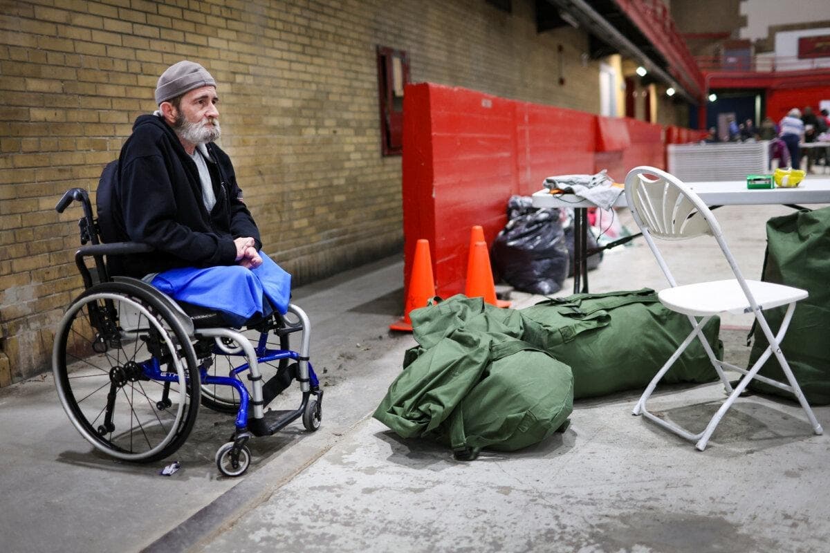 Un veterano del ejército asiste a un evento de Stand Down diseñado para ayudar a los veteranos sin hogar o con inseguridad de vivienda en Chicago el 16 de junio de 2023. (Scott Olson/Getty Images)