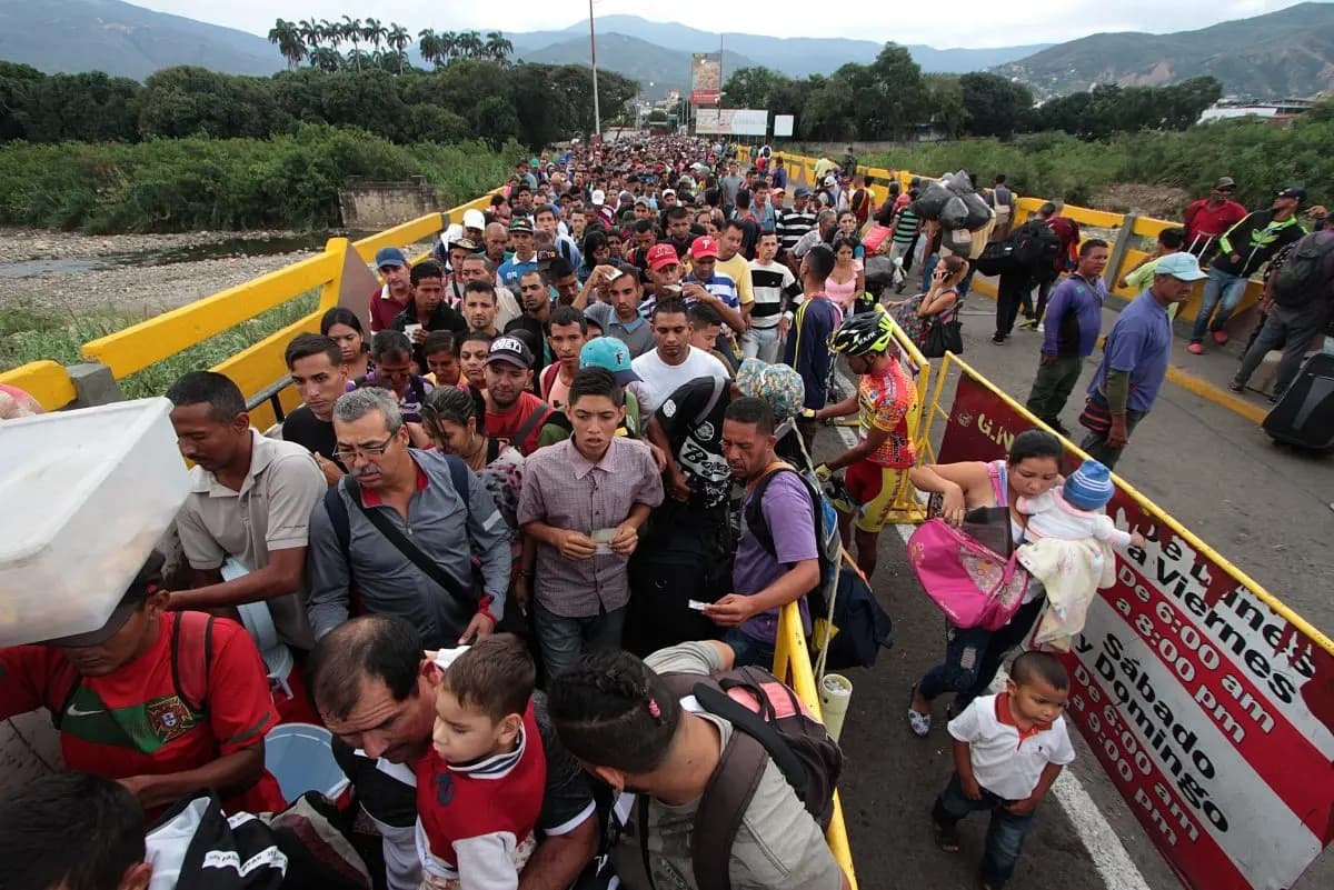 Ciudadanos venezolanos cruzan el puente internacional Simón Bolívar desde San Antonio del Táchira, en Venezuela, hacia la provincia de Norte de Santander, en Colombia, el 10 de febrero de 2018. (George Castellanos/AFP/Getty Images)