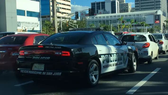 Una imagen de archivo de un coche policial en Puerto Rico. EFE/Jorge Muñiz